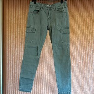 💙3 for $55💙 CAbI Women’s Camo Green Cargo Pants